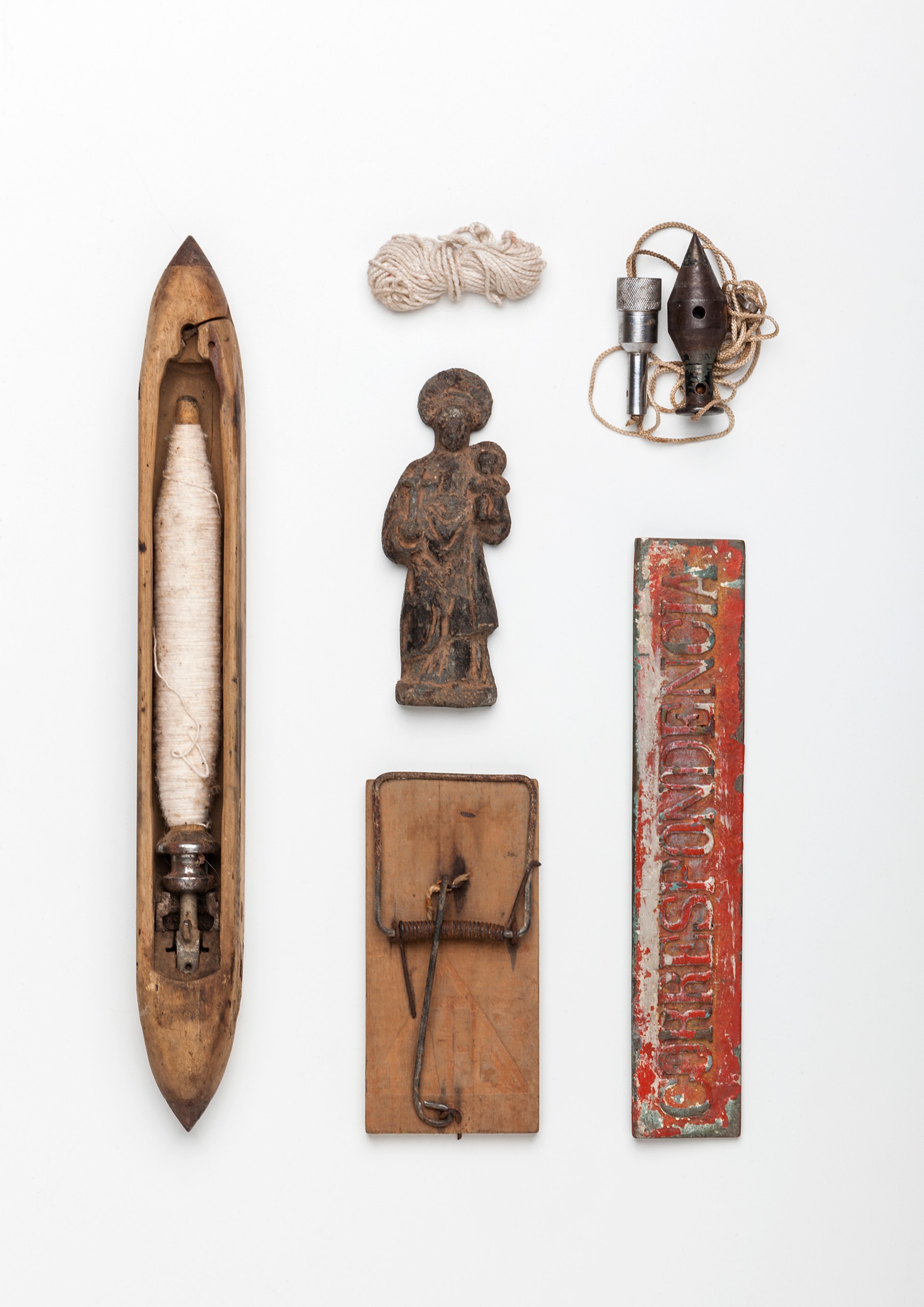 Objetos do ateliê de Lorenzato: ferramentas, imagem religiosa e placa de correspondência