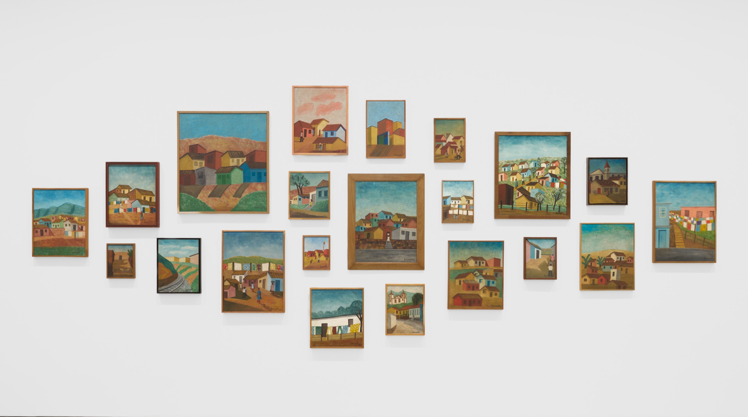 Parede de galeria com conjunto de pinturas emolduradas de Lorenzato